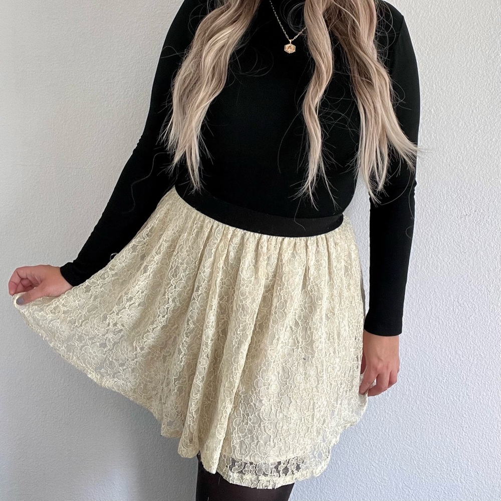 Forever 21 White Lace Mini Skirt Size Medium